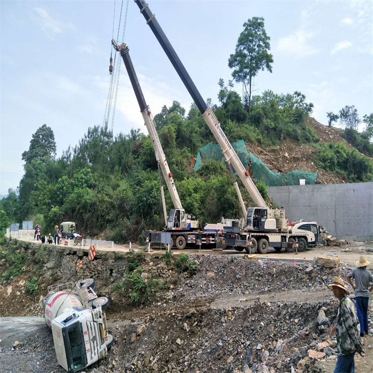 宜昌汽车掉沟里叫吊车救援要多少钱